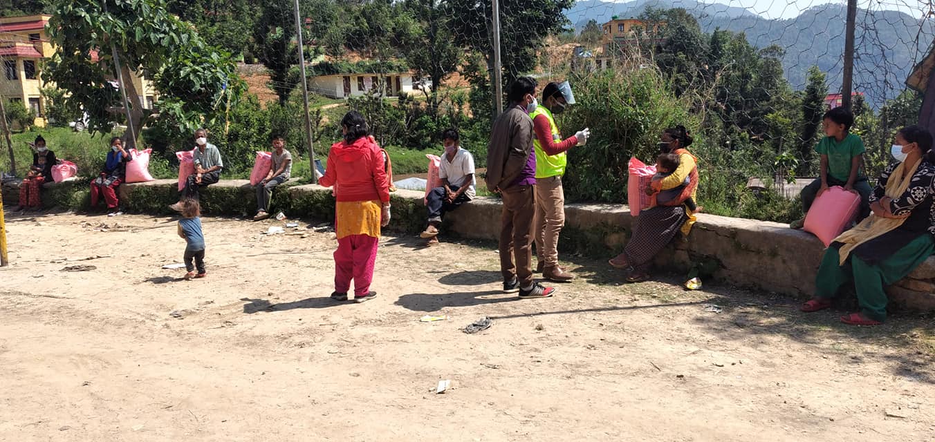 बैतडीमा शिवांश हेल्प फाउण्डेसन मार्फत राहत वितरण शुरु 